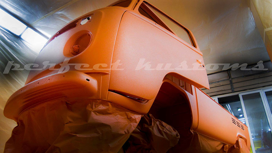 Тюнингованный минивэн Volkswagen T2 в защитном покрытие Line-X