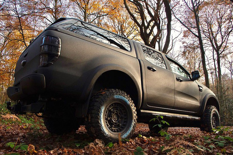 Защита кузова и карт дверей внедорожника Ford Ranger полимерным покрытием Line-X