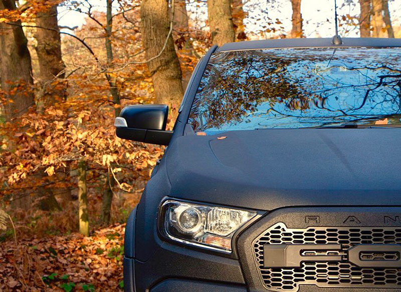 Защита кузова и карт дверей внедорожника Ford Ranger полимерным покрытием Line-X