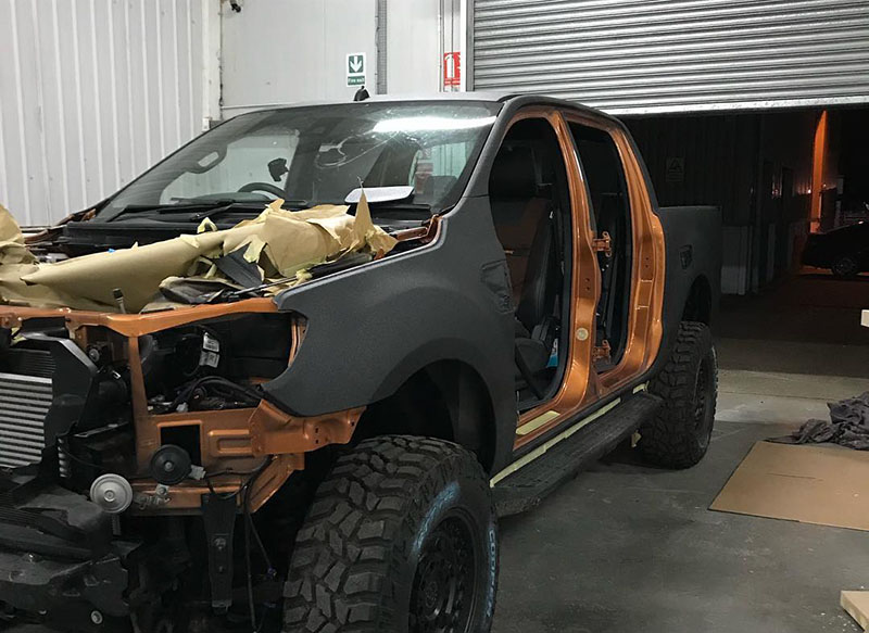 Защита кузова и карт дверей внедорожника Ford Ranger полимерным покрытием Line-X