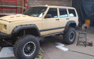 Jeep Cherokee полностью перекрашен в пустынный камуфляж с использованием защитного полимерного покрытия Line-X.