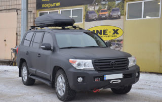 Защита внедорожника Toyota Land Cruiser 200 и навесного багажника Thule от механических повреждений, полимерным покрытием Line-X