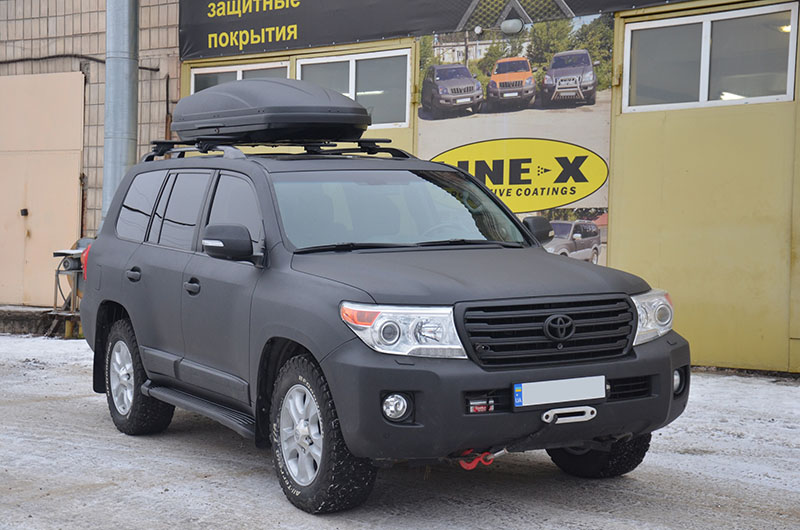Защита внедорожника Toyota Land Cruiser 200 и навесного багажника Thule от механических повреждений, полимерным покрытием Line-X