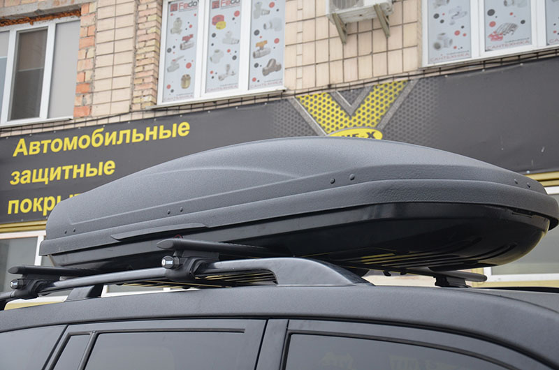 Защита внедорожника Toyota Land Cruiser 200 и навесного багажника Thule от механических повреждений, полимерным покрытием Line-X