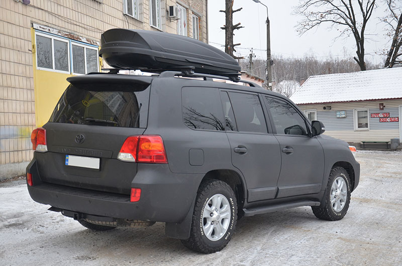 Защита внедорожника Toyota Land Cruiser 200 и навесного багажника Thule от механических повреждений, полимерным покрытием Line-X