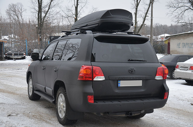 Защита внедорожника Toyota Land Cruiser 200 и навесного багажника Thule от механических повреждений, полимерным покрытием Line-X
