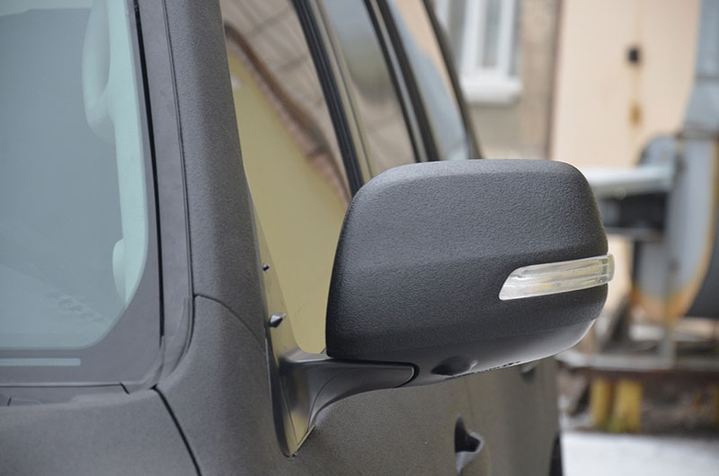 Защита внедорожника Toyota Land Cruiser 200 и навесного багажника Thule от механических повреждений, полимерным покрытием Line-X