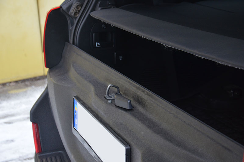 Защита внедорожника Toyota Land Cruiser 200 и навесного багажника Thule от механических повреждений, полимерным покрытием Line-X