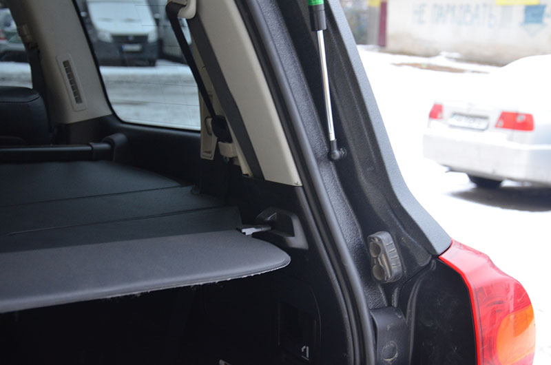 Защита внедорожника Toyota Land Cruiser 200 и навесного багажника Thule от механических повреждений, полимерным покрытием Line-X