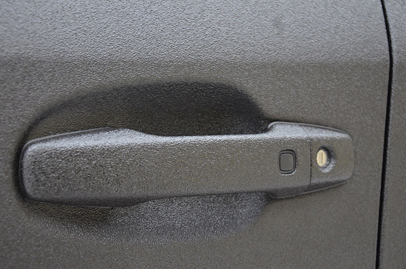 Защита внедорожника Toyota Land Cruiser 200 и навесного багажника Thule от механических повреждений, полимерным покрытием Line-X