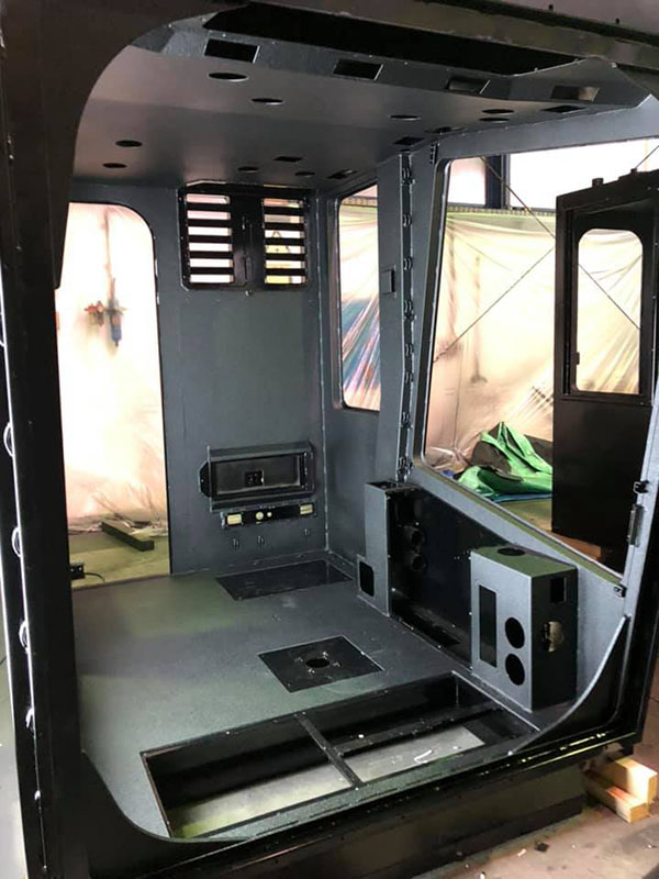 Защита кабины экскаватора Cat 6020B покрытием Line-X