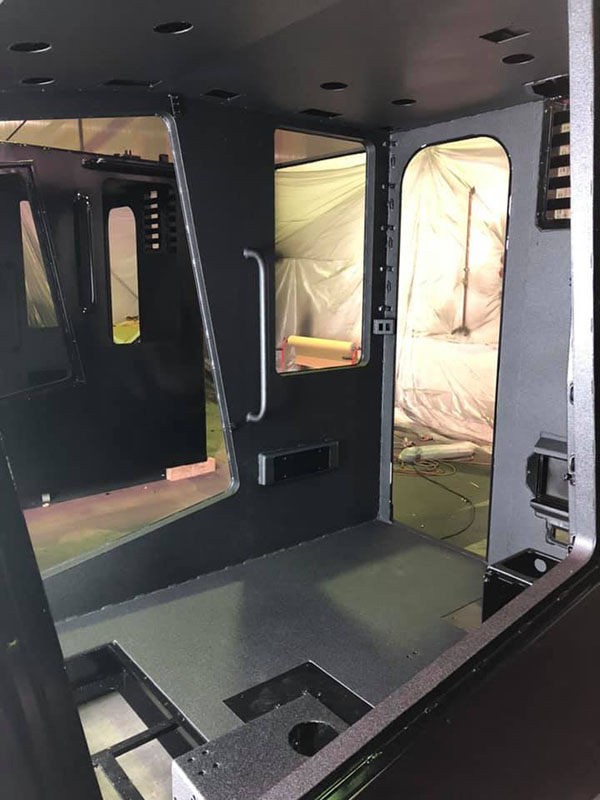 Защита кабины экскаватора Cat 6020B покрытием Line-X