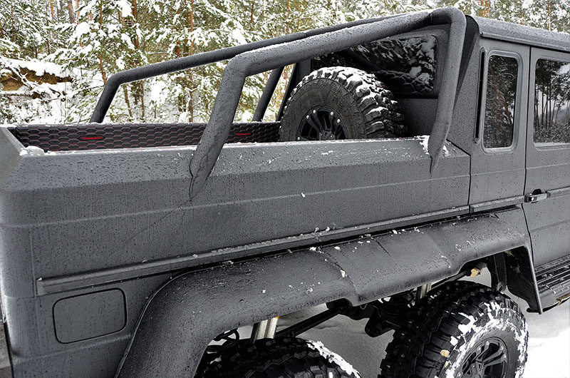 Защита кузова внедорожника Mersedes G Mansory 6×6 от механических повреждений и коррозии полимерным покрытием Line-X