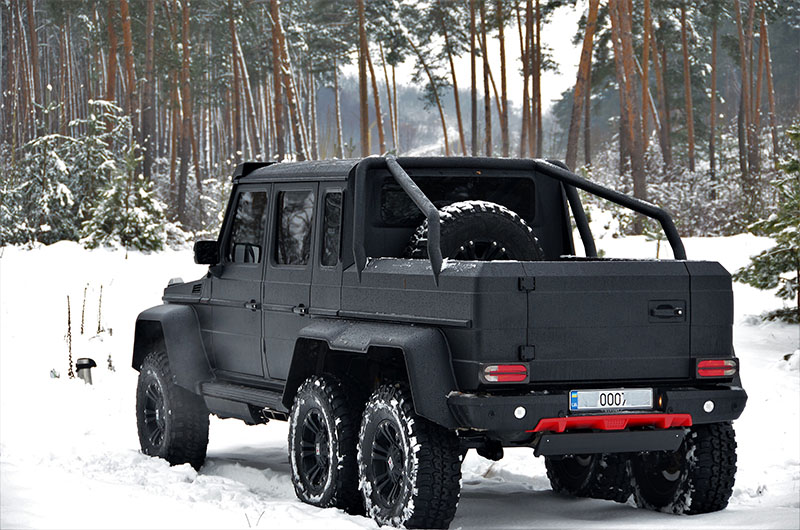 Защита кузова внедорожника Mersedes G Mansory 6×6 от механических повреждений и коррозии полимерным покрытием Line-X