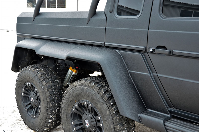 Защита кузова внедорожника Mersedes G Mansory 6×6 от механических повреждений и коррозии полимерным покрытием Line-X