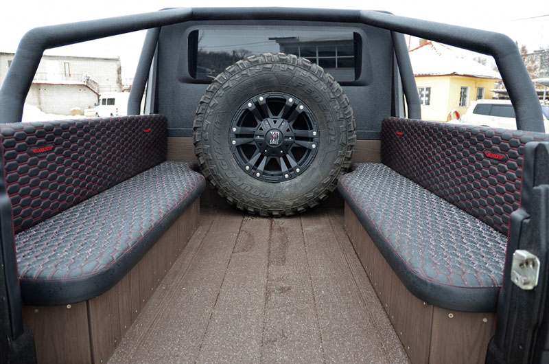 Защита кузова внедорожника Mersedes G Mansory 6×6 от механических повреждений и коррозии полимерным покрытием Line-X