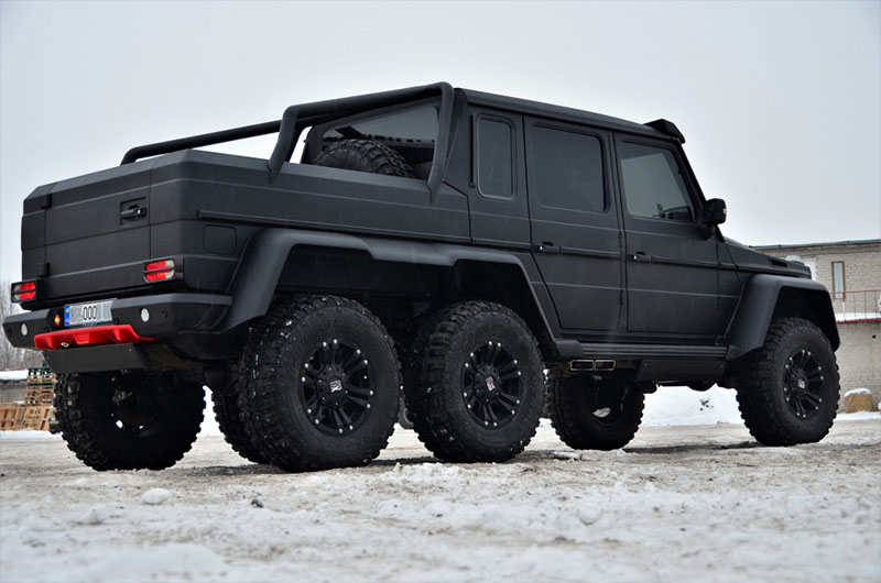 Защита кузова внедорожника Mersedes G Mansory 6×6 от механических повреждений и коррозии полимерным покрытием Line-X