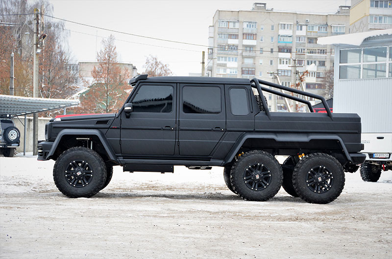 Защита кузова внедорожника Mersedes G Mansory 6×6 от механических повреждений и коррозии полимерным покрытием Line-X