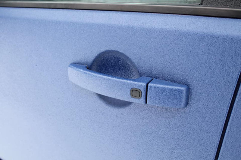 Защита внедорожника Land Rover Discovery полимерным покрытием Line-X от царапин и коррозии