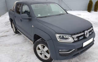 Защита кузова внедорожного пикапа Volkswagen Amarok полимерным покрытием Line-X серого цвета