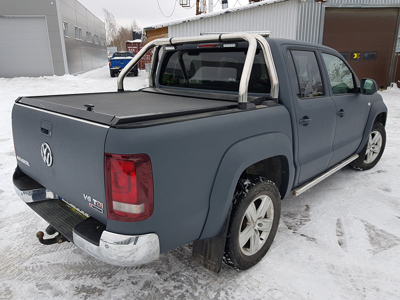 Защита кузова внедорожного пикапа Volkswagen Amarok полимерным покрытием Line-X серого цвета 