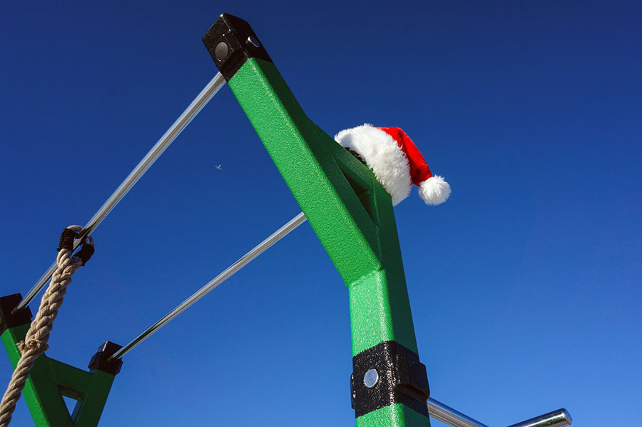 Защита спортивных площадок полимерным покрытием Line-X от механических повреждений и коррозии, антискользящее покрытие