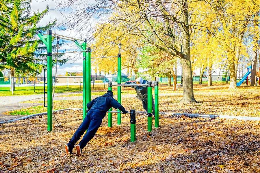 Защита спортивных площадок полимерным покрытием Line-X от механических повреждений и коррозии, антискользящее покрытие