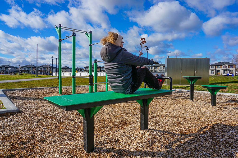 Защита спортивных площадок полимерным покрытием Line-X от механических повреждений и коррозии, антискользящее покрытие