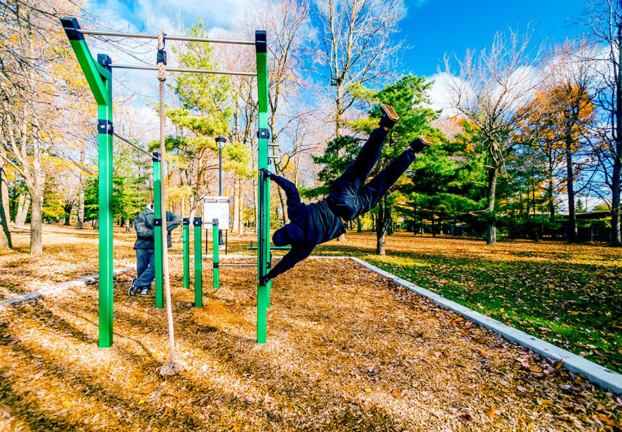 Защита спортивных площадок полимерным покрытием Line-X от механических повреждений и коррозии, антискользящее покрытие