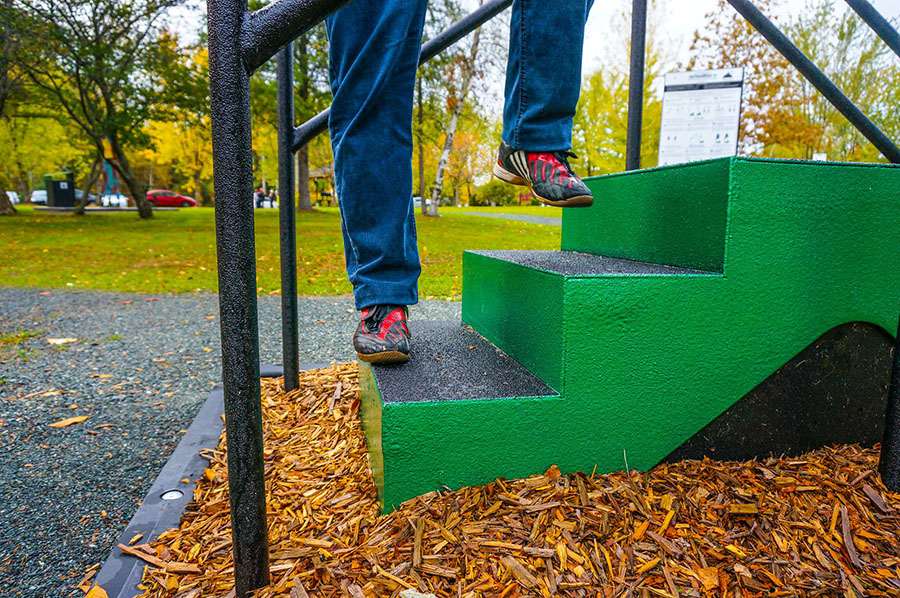 Защита спортивных площадок полимерным покрытием Line-X от механических повреждений и коррозии, антискользящее покрытие