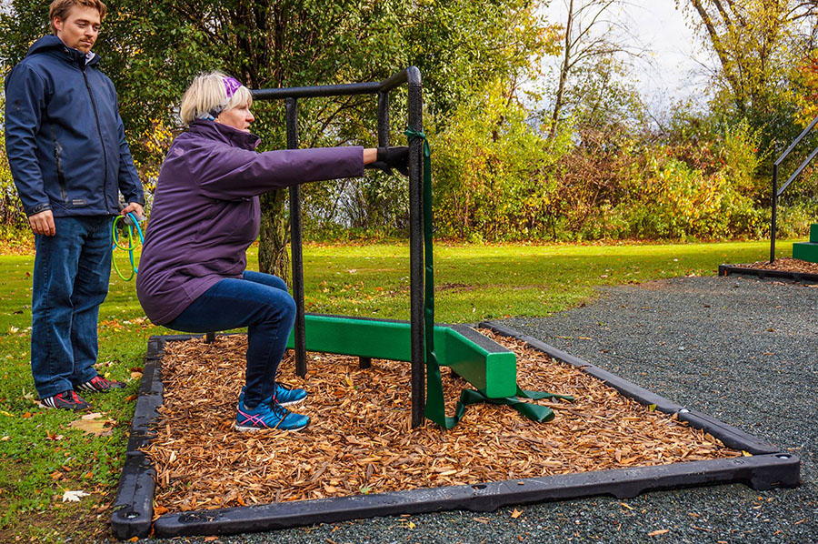 Защита спортивных площадок полимерным покрытием Line-X от механических повреждений и коррозии, антискользящее покрытие