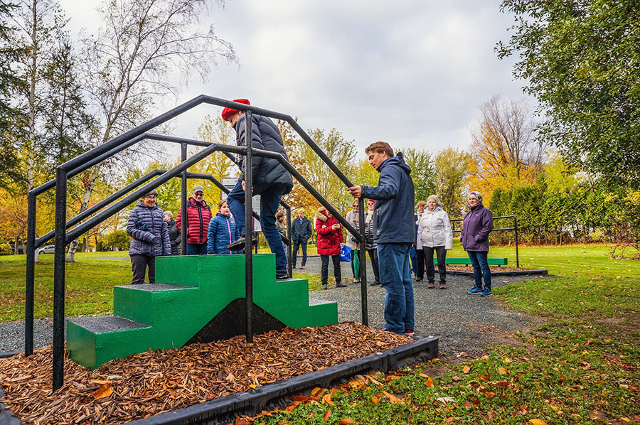 Защита спортивных площадок полимерным покрытием Line-X от механических повреждений и коррозии, антискользящее покрытие