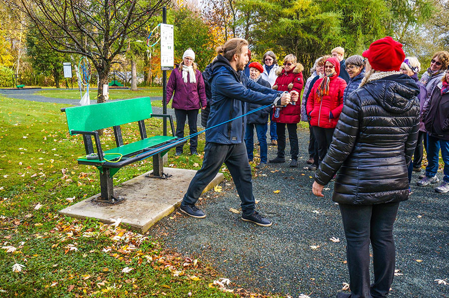 Защита спортивных площадок полимерным покрытием Line-X от механических повреждений и коррозии, антискользящее покрытие