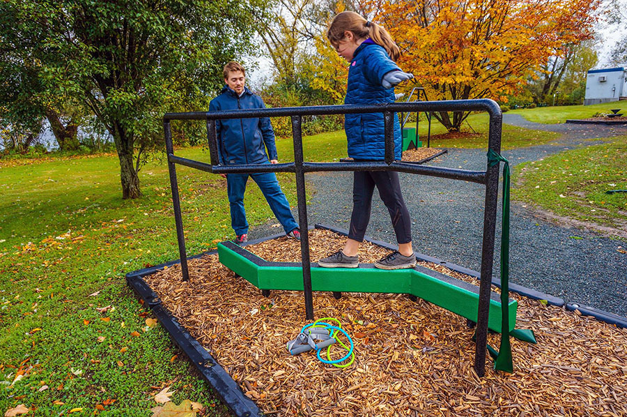 Защита спортивных площадок полимерным покрытием Line-X от механических повреждений и коррозии, антискользящее покрытие