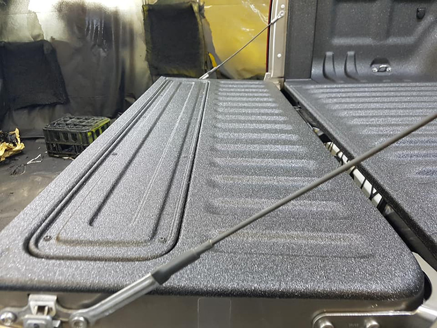 Защита грузовго отделения пикапа полимерным покрытием Line-X