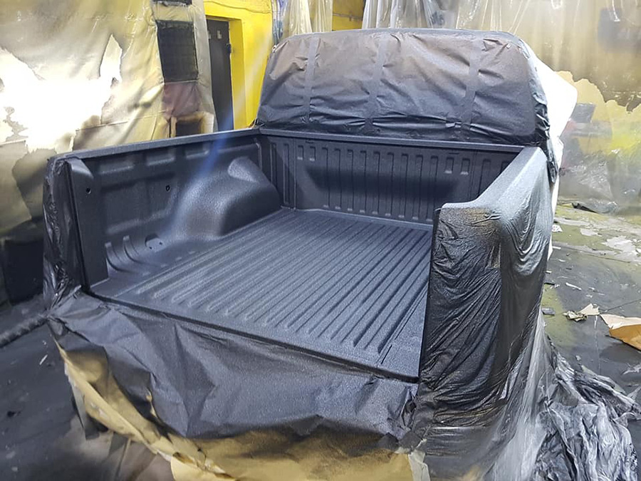 Защита грузовго отделения пикапа полимерным покрытием Line-X