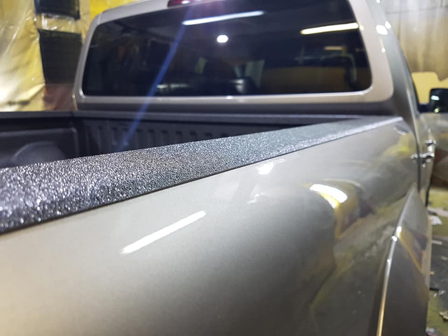 Защита грузовго отделения пикапа полимерным покрытием Line-X