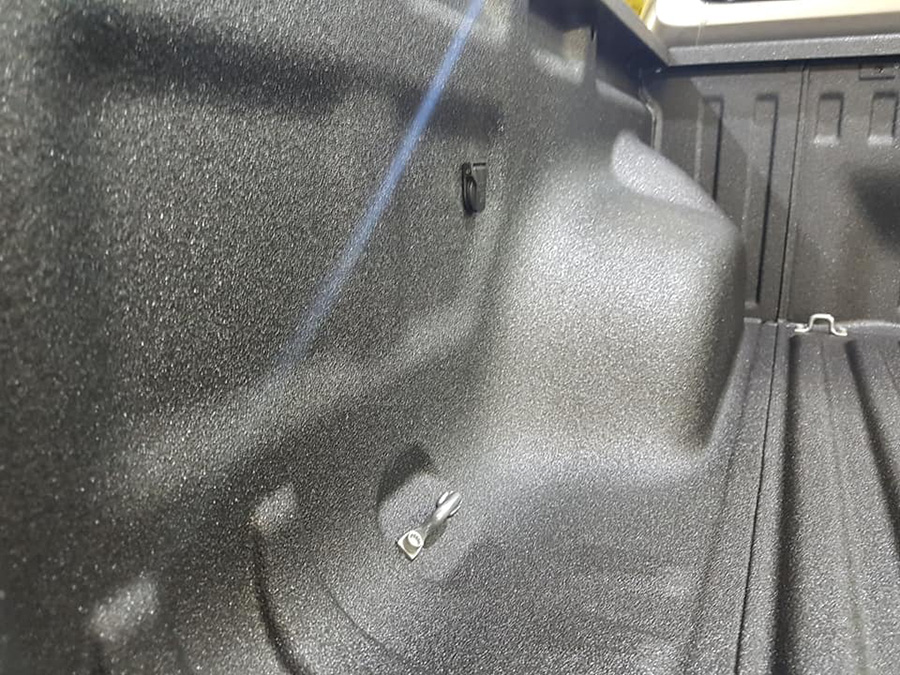 Защита грузовго отделения пикапа полимерным покрытием Line-X