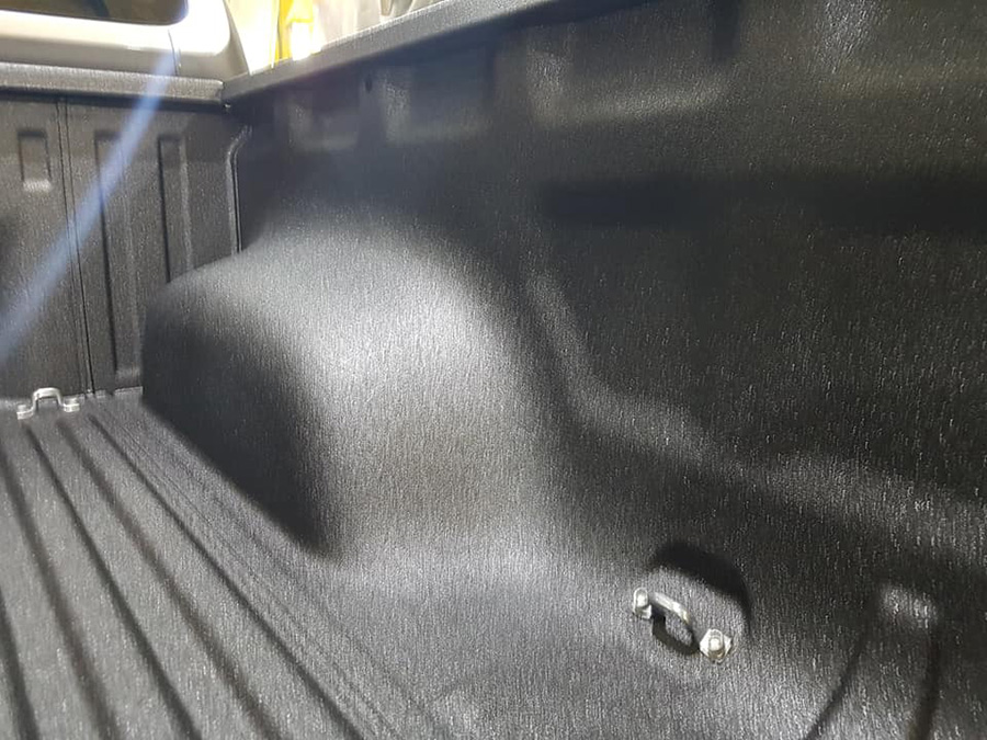 Защита грузовго отделения пикапа полимерным покрытием Line-X