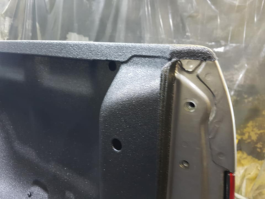 Защита грузовго отделения пикапа полимерным покрытием Line-X