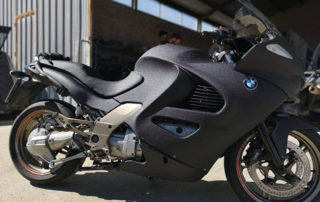 Защита корпуса шоссейного мотоцикла BMW покрытием Line-X от вмятин и царапин