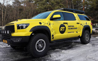Яркая Toyota Tundra в полимерной броне Line-X