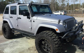 Защита кузова автомобиля полимерным покрытием Line-X от ударов и царапин.