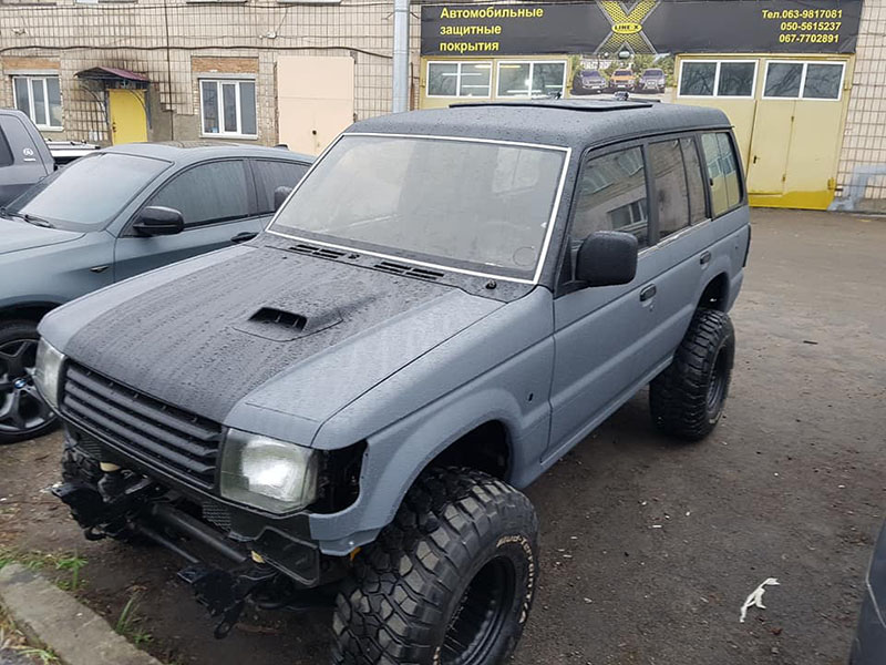 Восстановление кузова Mitsubishi Pajaro Wagon 2 с использованием защитного покрытия Line-X