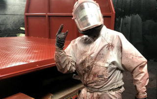 это специалист по окраске в Line-X за работой