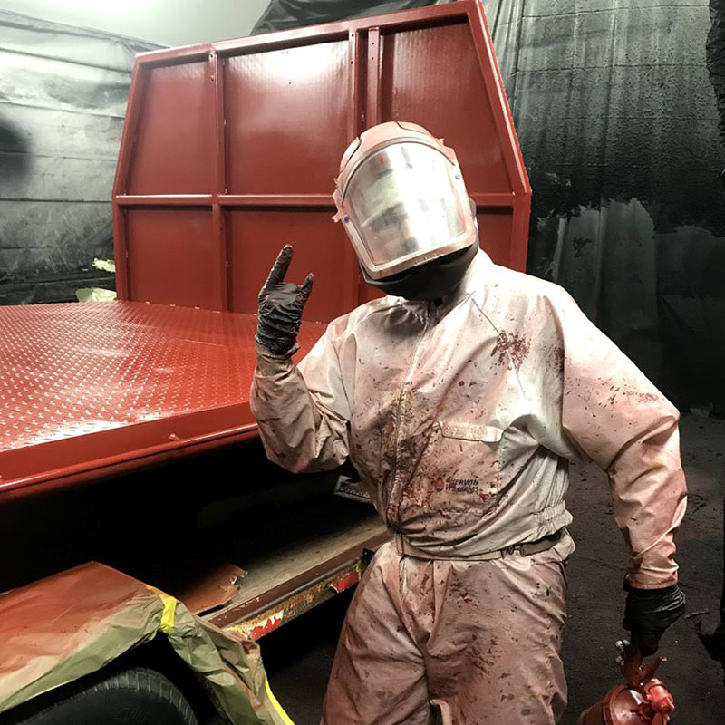 это специалист по окраске в Line-X за работой