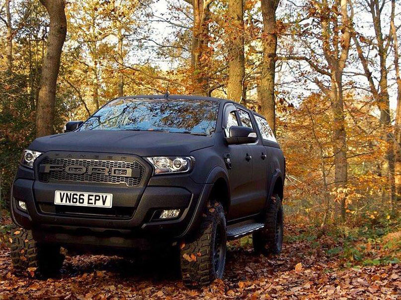 Ford Ranger и Volkswagen Transporter в полимерной броне Line-X на отрытом воздухе