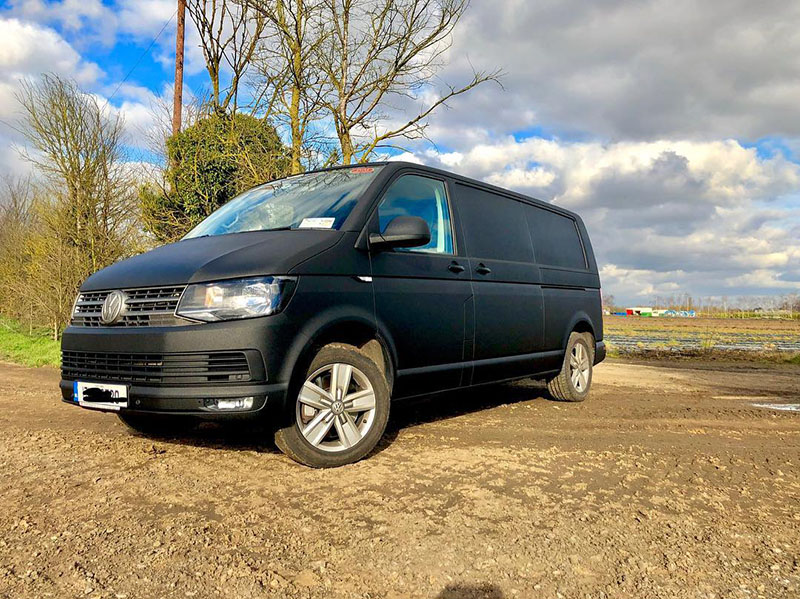 Ford Ranger и Volkswagen Transporter в полимерной броне Line-X на отрытом воздухе