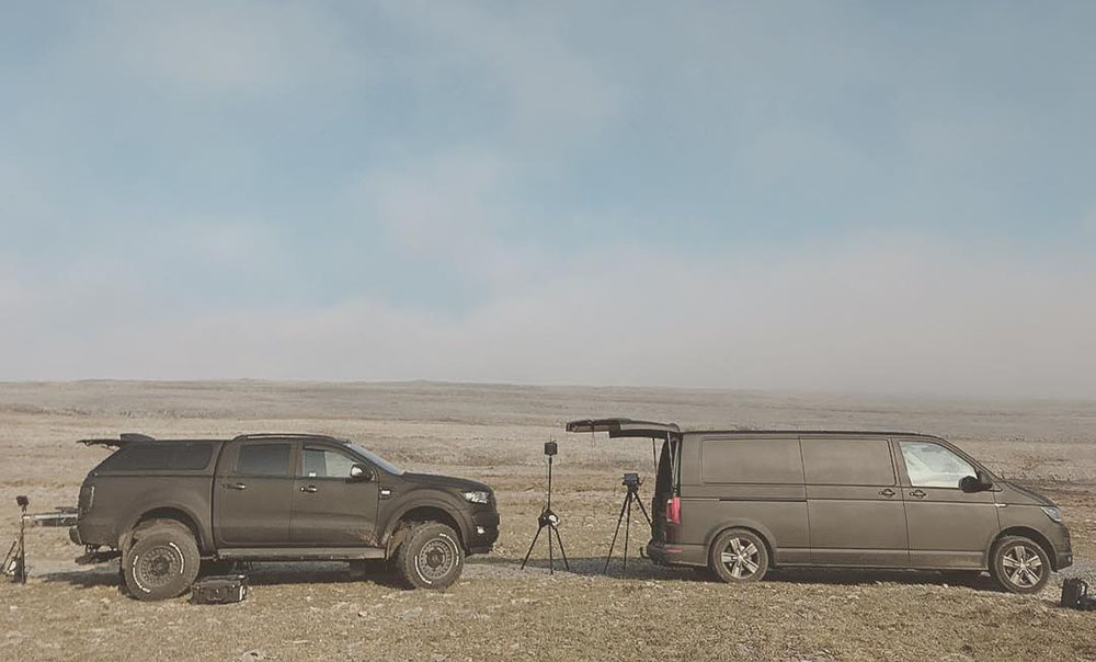 Ford Ranger и Volkswagen Transporter в полимерной броне Line-X на отрытом воздухе