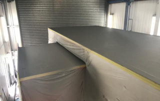 Окраска крыши трейлера полимерным покрытием Line-X гарантирует 100% гидроизоляцию и надежную защиту от механических повреждений!